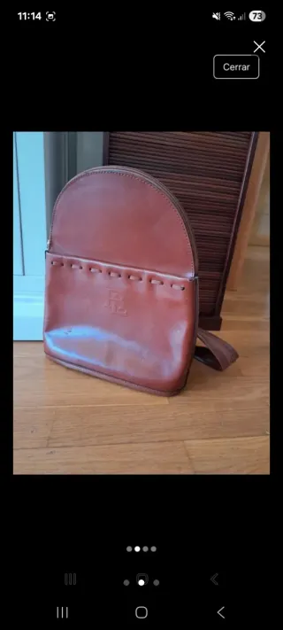 Mochila de piel marrón con pespuntes