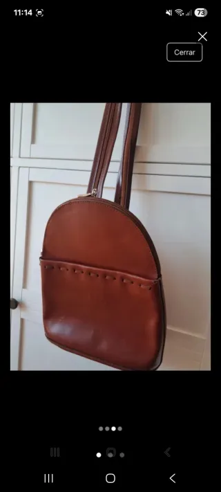 Mochila de piel marrón con pespuntes