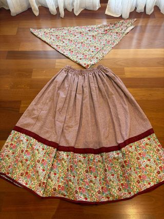 Falda y pañuelo estampado floral