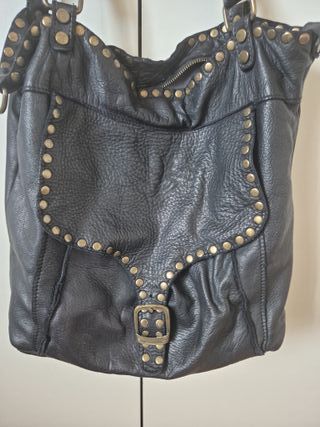 Bolso piel auténtica negro tachuelas