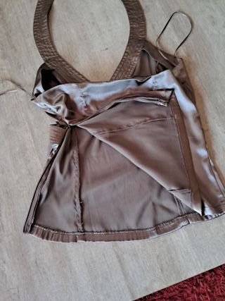 Top mujer marrón satinado.