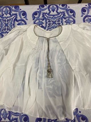 Vestimenta litúrgica con borla plateada