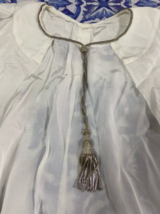 Vestimenta litúrgica con borla plateada