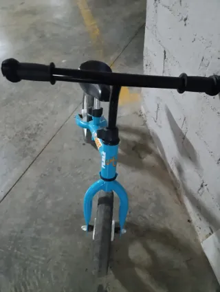 Bicicleta de equilibrio azul