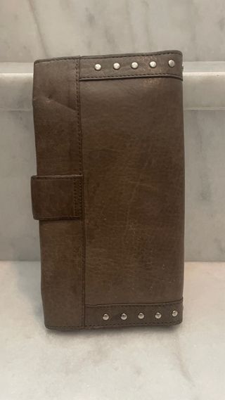 Monedero de piel con tachuelas