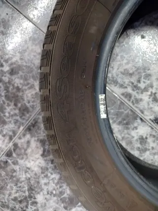 4 Neumáticos Goodyear 195/60R15 89H Invierno