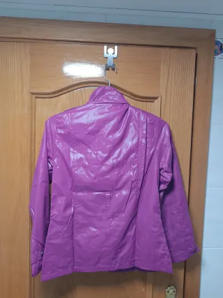 Cazadora rosa brillante. Talla 16 