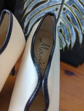 Botín tacón blanco y negro con lazo