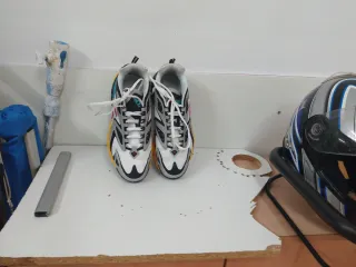 Zapatillas deportivas multicolor y blancas