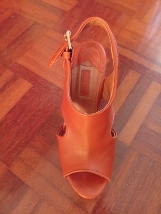 Sandalias de piel con cuña