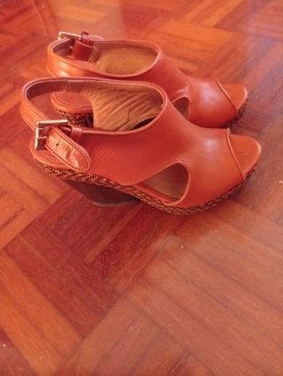 Sandalias de piel con cuña