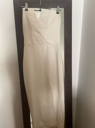 Vestido beige sin tirantes con escote