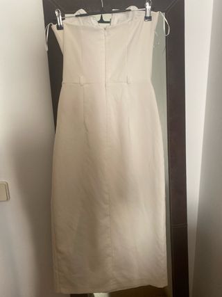 Vestido beige sin tirantes con escote