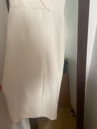 Vestido beige sin tirantes con escote
