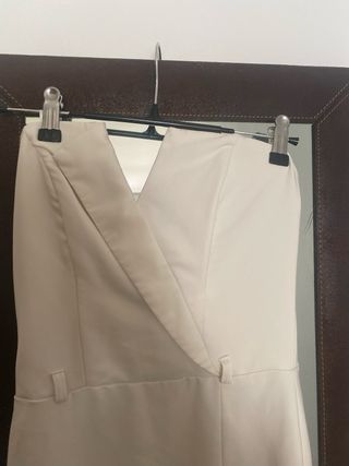 Vestido beige sin tirantes con escote