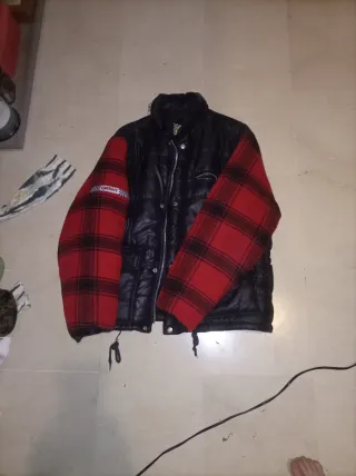 Abrigo Negro y Rojo