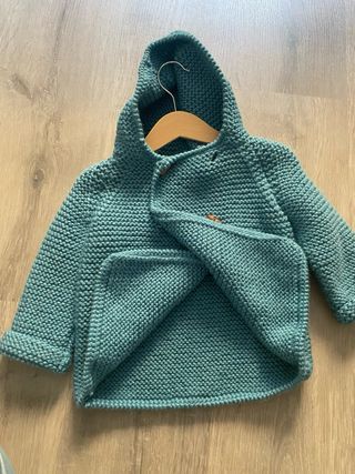 Chaqueta tejida con capucha para bebé
