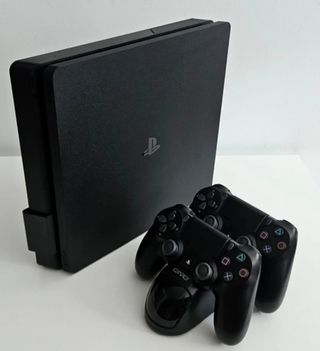 PS4 (PlayStation 4) 500GB + 2 mandos + juego Doom.