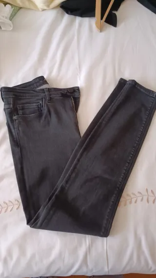 Pantalones vaqueros negros ajustados