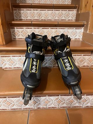 Patines en línea negros y grises