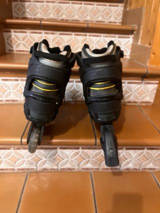 Patines en línea negros y grises