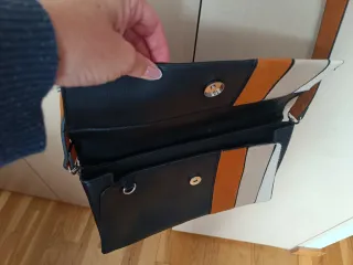 Bolso de mano negro y naranja