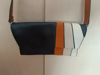 Bolso de mano negro y naranja
