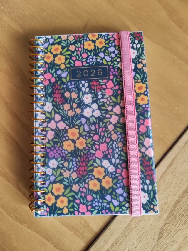Agenda 2026 floral con goma elástica