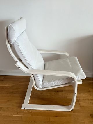 Sillón blanco de tela y madera