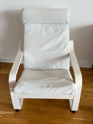 Sillón blanco de tela y madera