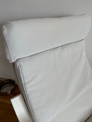 Sillón blanco de tela y madera
