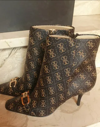 Botines Guess Marrones con Hebilla Dorada