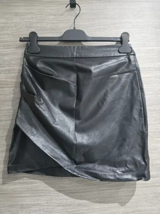 Falda polipiel Stradivarius