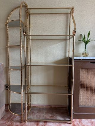 Estantería dorada con baldas de cristal