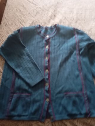 Chaqueta azul con ribete rosa