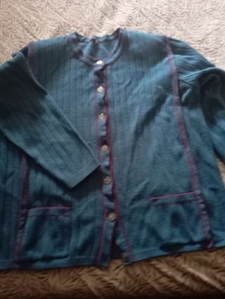 Chaqueta azul con ribete rosa