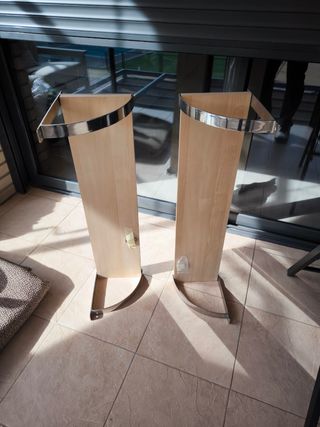 2 Estanterías de madera y metal