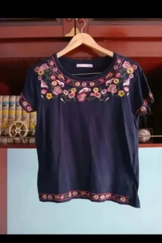 Camiseta azul con bordado floral