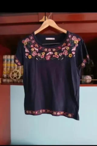 Camiseta azul con bordado floral
