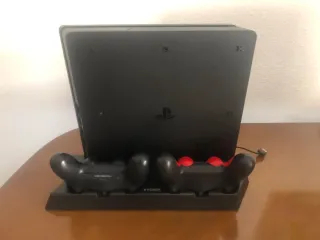 PS4 (PlayStation 4) Negra + Soporte y Mandos