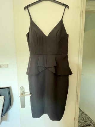 Vestido midi  negro con peplum