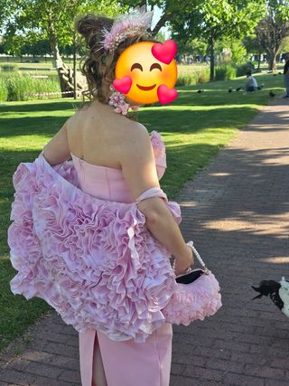 Vestido de fiesta rosa con volantes