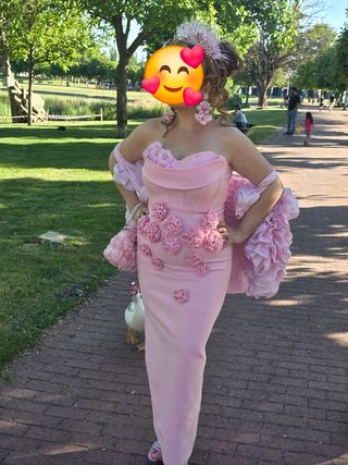 Vestido de fiesta rosa con volantes