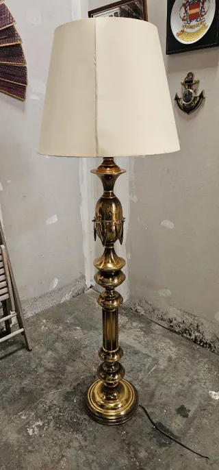 Lámpara de pie dorada y beige