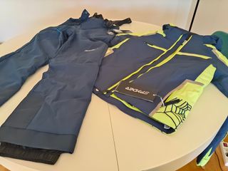 Ropa y botas de esquí 