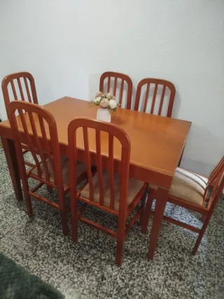 Mesa de comedor de madera de roble.