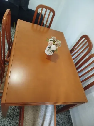 Mesa de comedor de madera de roble.
