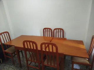 Mesa de comedor de madera de roble.