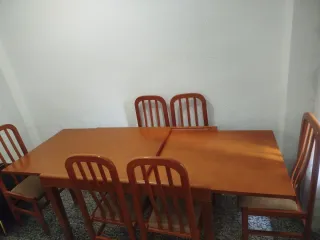Mesa de comedor de madera de roble.