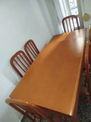 Mesa de comedor de madera de roble.